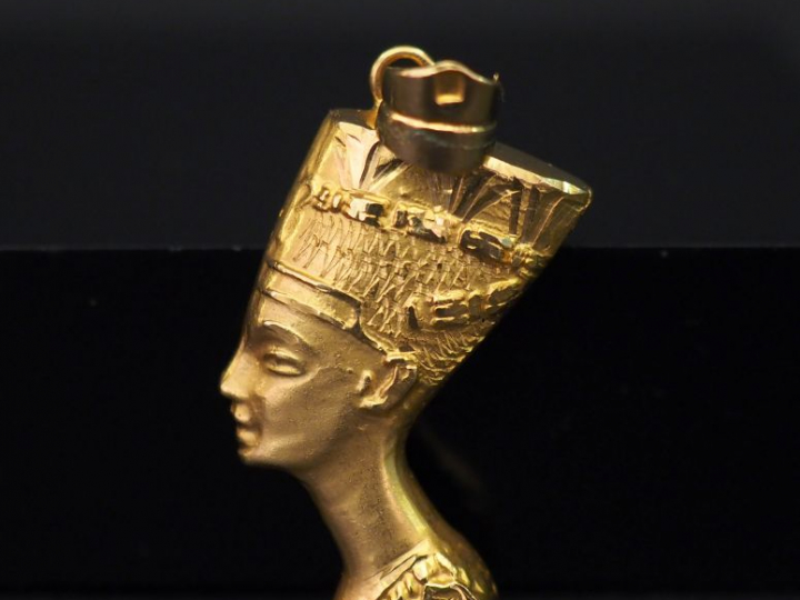 	Pendentif de style égyptien en or jaune. H. 3 cm Poids. 21,03 g