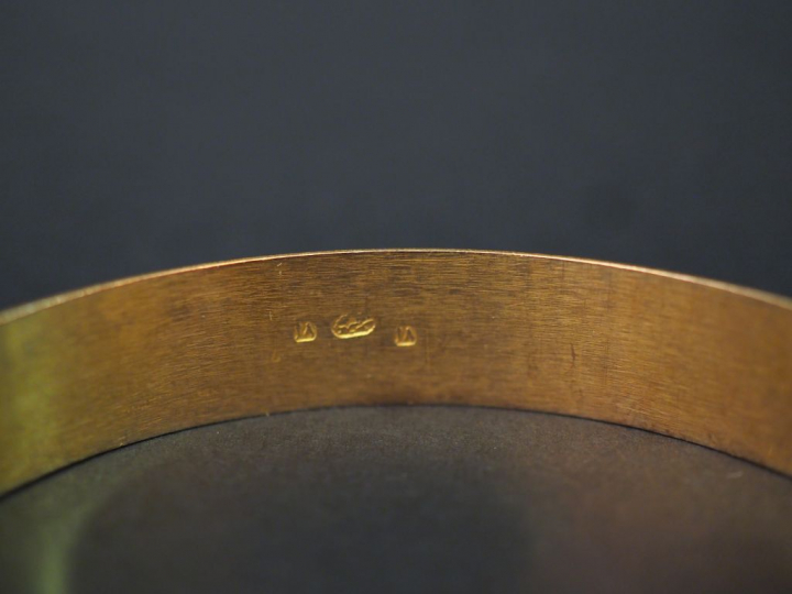 Bracelet jonc en or jaune, à décor de motifs géométriques. Largeur. 1,