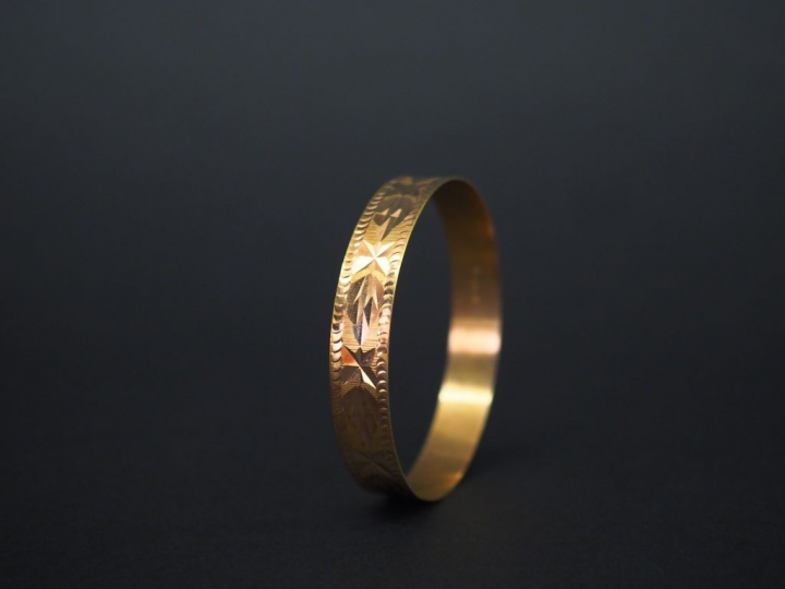 Bracelet jonc en or jaune, à décor de motifs géométriques. Largeur. 1,