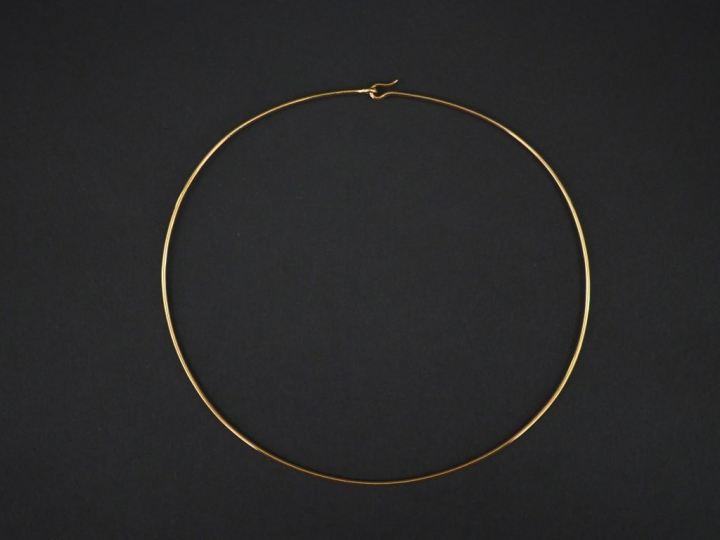 Collier rigide ras de cou en or jaune. Diam. 12,5 cm Poids. 12,17 g