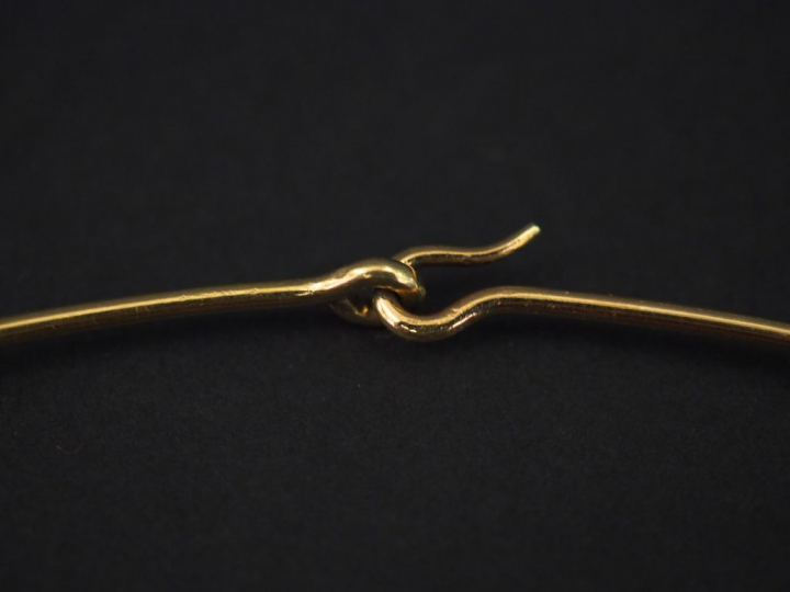 Collier rigide ras de cou en or jaune. Diam. 12,5 cm Poids. 12,17 g