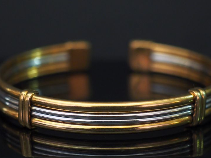 Bracelet jonc deux tons d’or à quatre rangs. Poids. 13,63 g