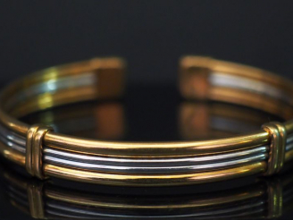 Vente aux enchères Bracelet jonc deux tons d’or à quatre rangs. Poids. 13,63 g