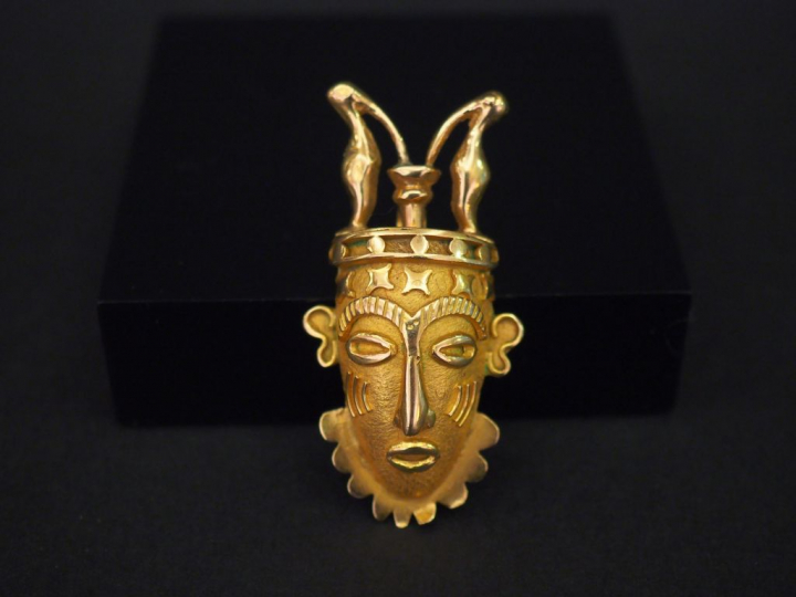 Pendentif en or jaune, en forme de masque africain. H. 5,2 cm Poids. 1
