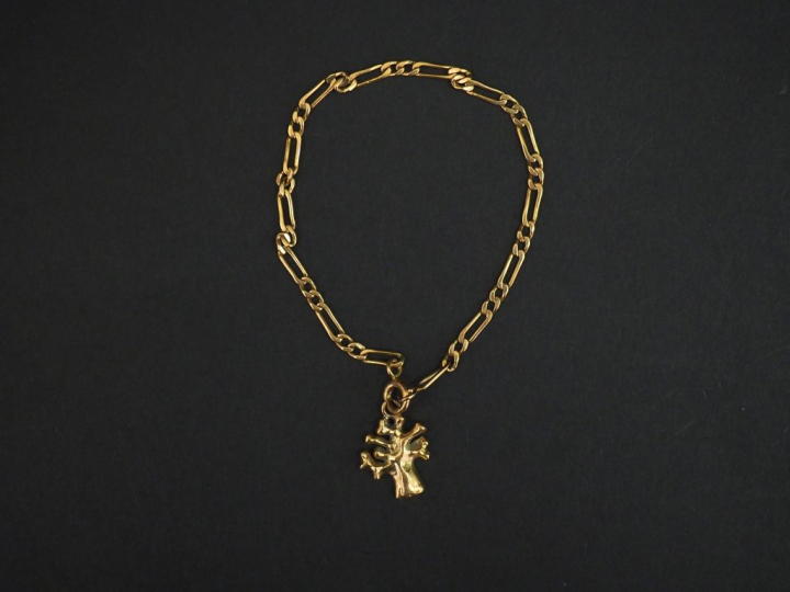 Bracelet articulé en or jaune, maille gourmette, à décor d’une pendelo