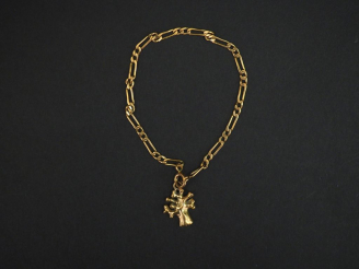 Vente aux enchères Bracelet articulé en or jaune, maille gourmette, à décor d’une pendelo