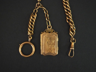 Vente aux enchères Giletière en or jaune, à décor d’un pendentif porte-photo en pendeloqu