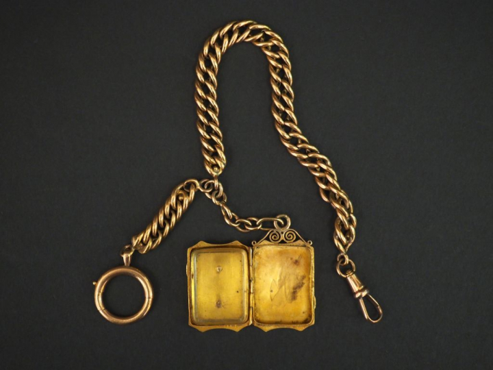 Giletière en or jaune, à décor d’un pendentif porte-photo en pendeloqu