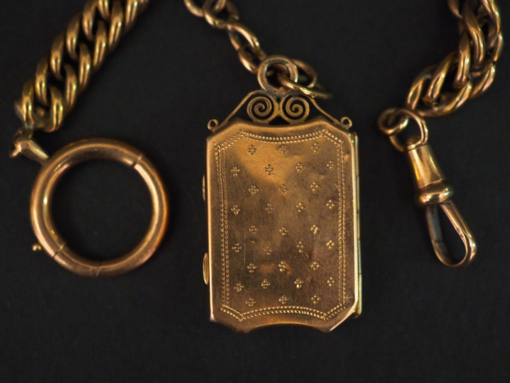 Giletière en or jaune, à décor d’un pendentif porte-photo en pendeloqu