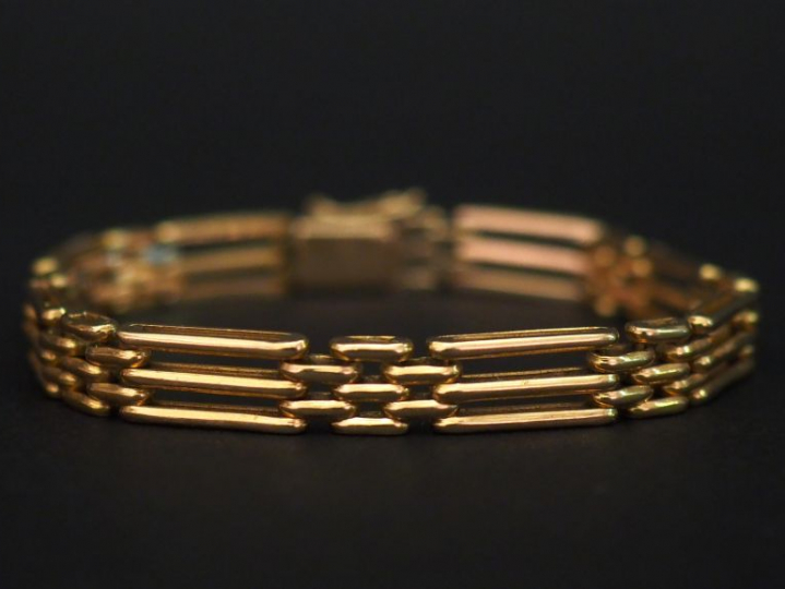	Bracelet articulé en or jaune, à décor de maillons rectangulaires ajo
