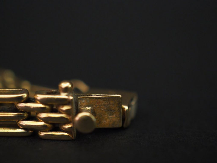 	Bracelet articulé en or jaune, à décor de maillons rectangulaires ajo