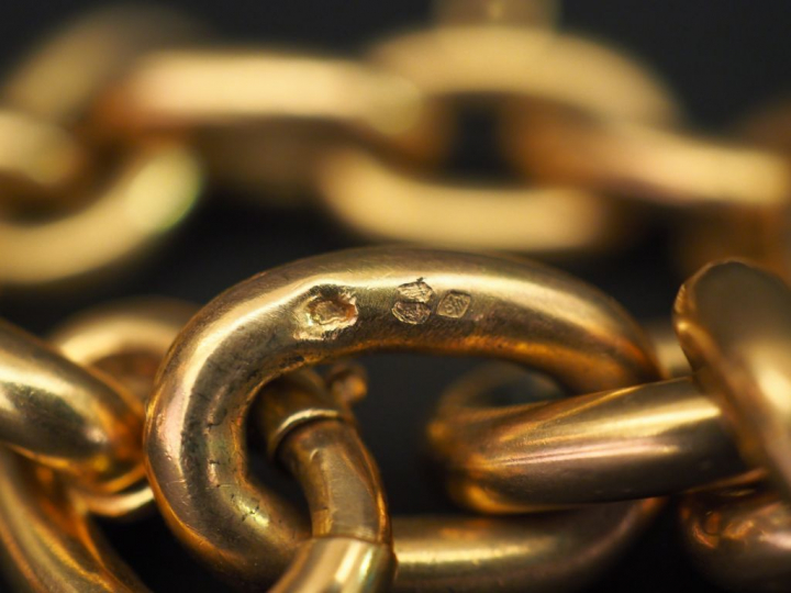 Bracelet articulé en or jaune, maille forçat, à décor de deux pendeloq