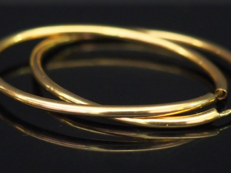 Vente aux enchères Paire de créoles ovales en or jaune. Long. 4 cm Poids. 2,48 g