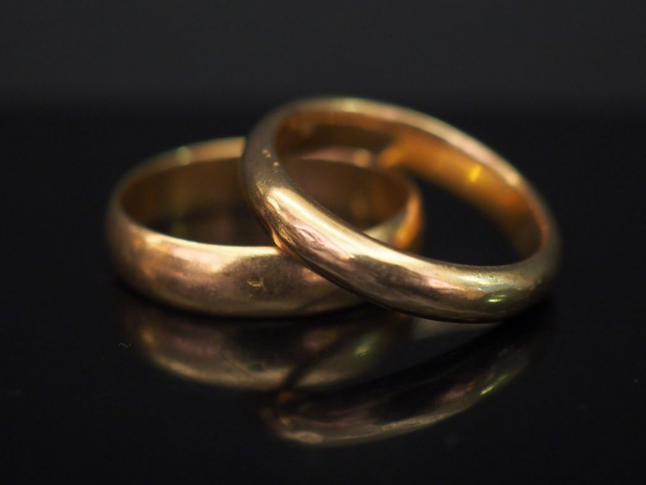 Deux alliances en or jaune. TDD. 59 et 62  Poids. 10,80 g