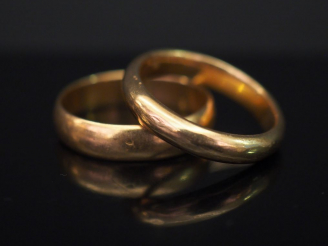 Vente aux enchères Deux alliances en or jaune. TDD. 59 et 62  Poids. 10,80 g