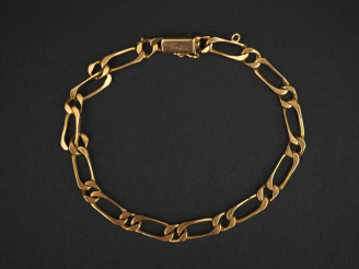 Vente aux enchères Bracelet articulé en or jaune, maille cheval. Long. 20,5 cm Poids. 11,