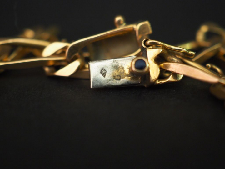 Bracelet articulé en or jaune, maille cheval. Long. 20,5 cm Poids. 11,