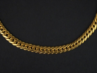 Vente aux enchères Collier en or jaune, maille anglaise disposée en chute. Long. 43,5 cm 
