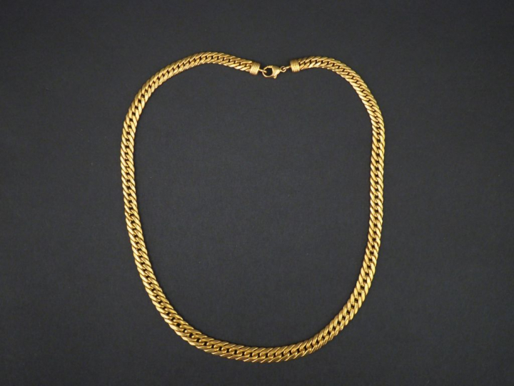 Collier en or jaune, maille anglaise disposée en chute. Long. 43,5 cm 