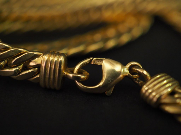 Collier en or jaune, maille anglaise disposée en chute. Long. 43,5 cm 