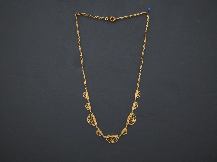 Collier en or jaune, maille forçat, à décor de neuf maillons filigrané