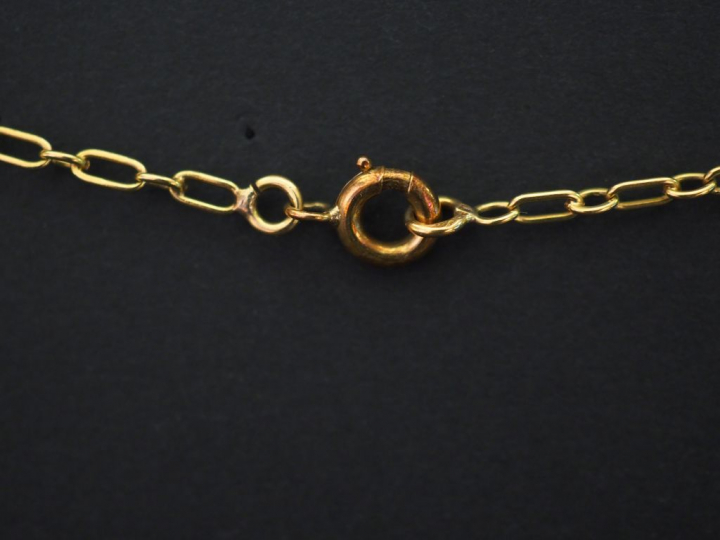 Collier en or jaune, maille forçat, à décor de neuf maillons filigrané