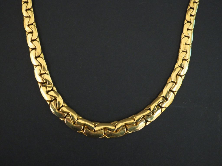 Collier articulé en or jaune, maille haricot disposée en chute. Long. 