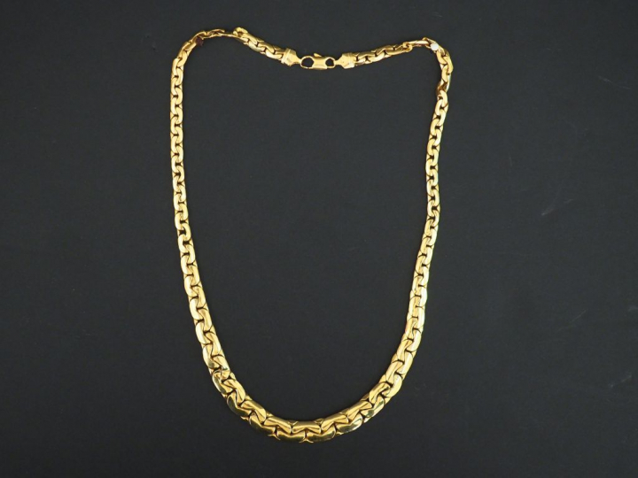 Collier articulé en or jaune, maille haricot disposée en chute. Long. 