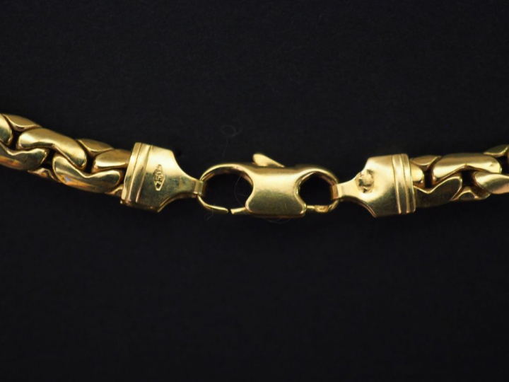 Collier articulé en or jaune, maille haricot disposée en chute. Long. 