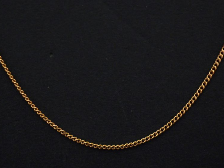 Chaine en or jaune. Long. 43 cm Poids. 2,39 g (fermoir en métal)