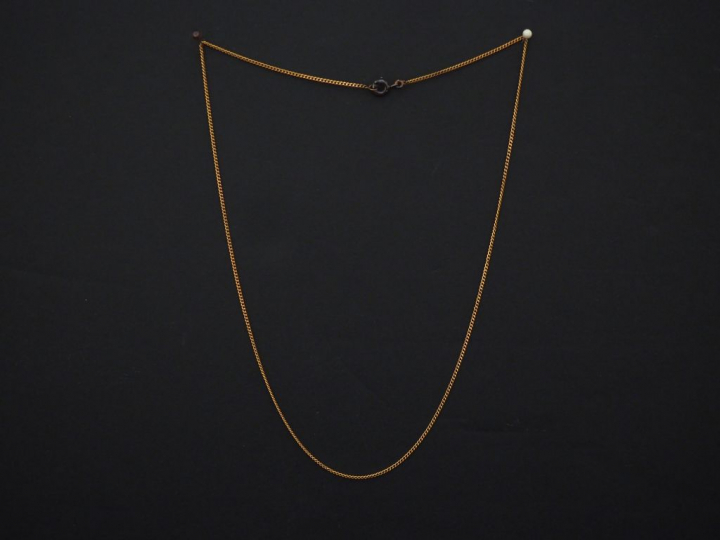 Chaine en or jaune. Long. 43 cm Poids. 2,39 g (fermoir en métal)