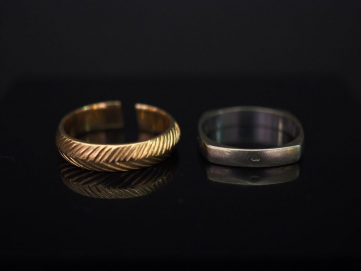 Ensemble comprenant : - une alliance en or blanc, de forme carrée. TDD