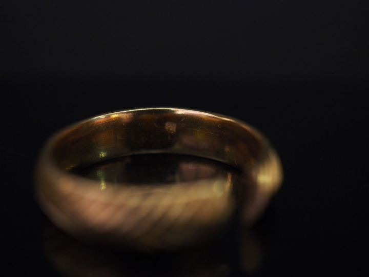 Ensemble comprenant : - une alliance en or blanc, de forme carrée. TDD