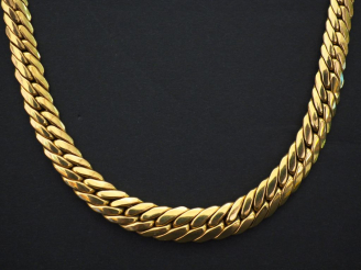 Vente aux enchères Collier articulé en or jaune, maille anglaise disposée en chute. Long.