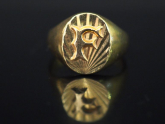 Vente aux enchères Bague chevalière en or jaune, à décor de la lettre F. TDD. 45 1/2 Poid
