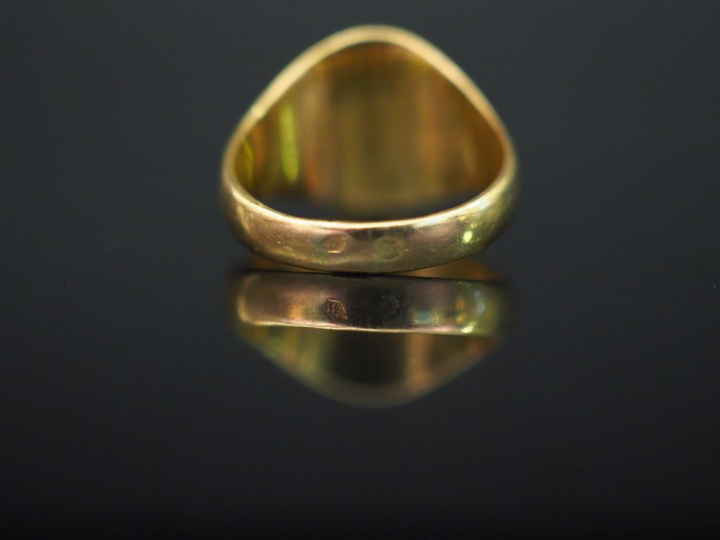 Bague chevalière en or jaune, à décor de la lettre F. TDD. 45 1/2 Poid