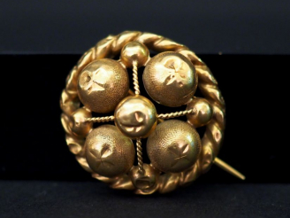 Vente aux enchères Broche ronde en or jaune, à décor ajouré de boules. Diam. 2,5 cm Poids
