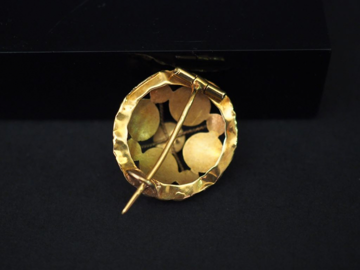 Broche ronde en or jaune, à décor ajouré de boules. Diam. 2,5 cm Poids