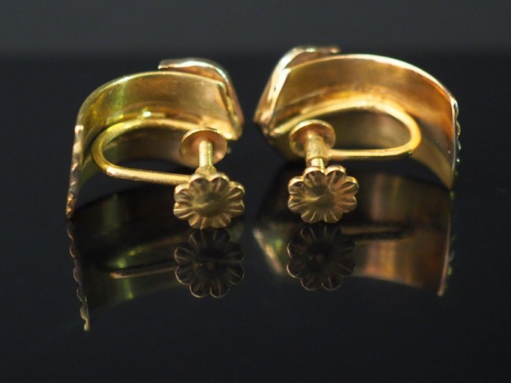 	CARTIER (dans le goût de) Paire de clips d’oreilles trois tons d’or, 