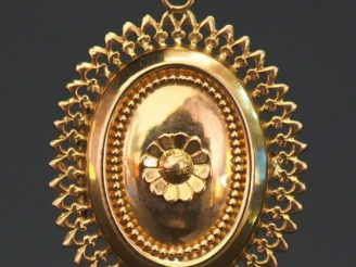 Vente aux enchères 	Pendentif porte-photo Napoléon III en or jaune, à décor  de fleur en 
