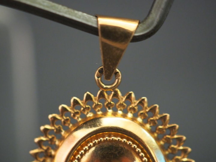 	Pendentif porte-photo Napoléon III en or jaune, à décor  de fleur en 