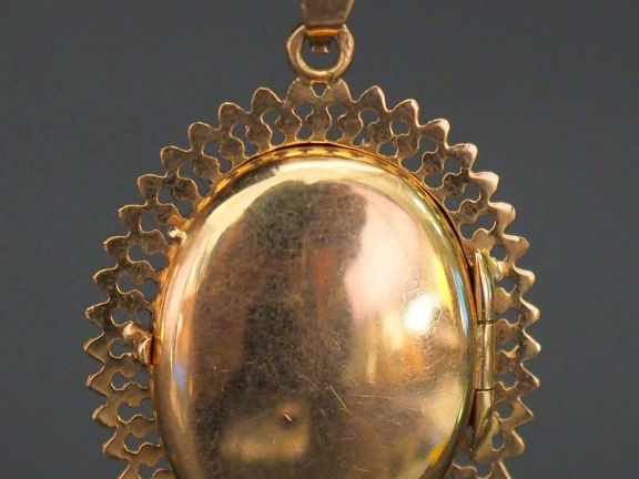 	Pendentif porte-photo Napoléon III en or jaune, à décor  de fleur en 