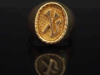 Vente aux enchères 	Bague chevalière en or jaune, à décor de monogramme. TDD. 49 Poids. 1