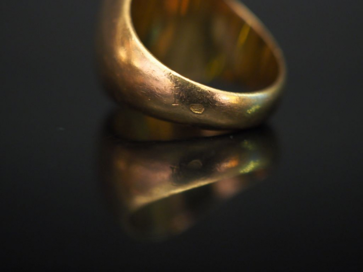 	Bague chevalière en or jaune, à décor de monogramme. TDD. 49 Poids. 1