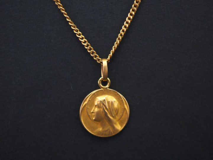 	Médaille religieuse et sa chaine en or jaune, figurant la Sainte Vier