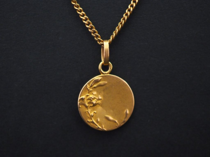 	Médaille religieuse et sa chaine en or jaune, figurant la Sainte Vier