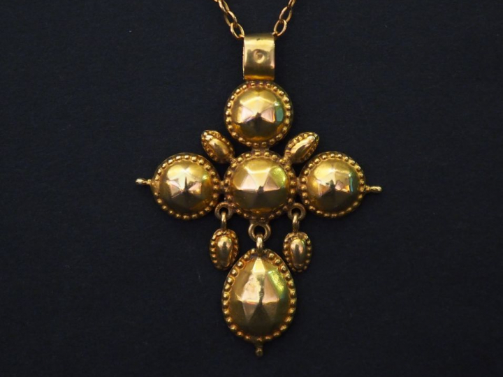 Pendentif et sa chaine en or jaune, maille forçat.  Le pendentif en fo