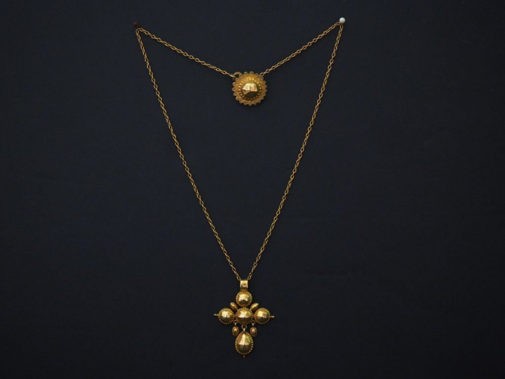 Pendentif et sa chaine en or jaune, maille forçat.  Le pendentif en fo