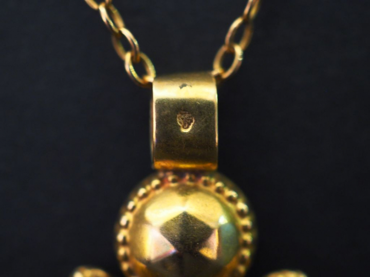 Pendentif et sa chaine en or jaune, maille forçat.  Le pendentif en fo