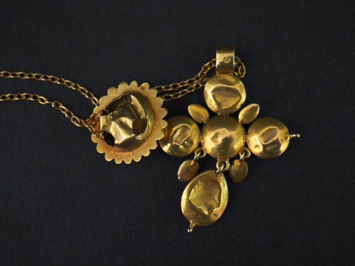 Pendentif et sa chaine en or jaune, maille forçat.  Le pendentif en fo